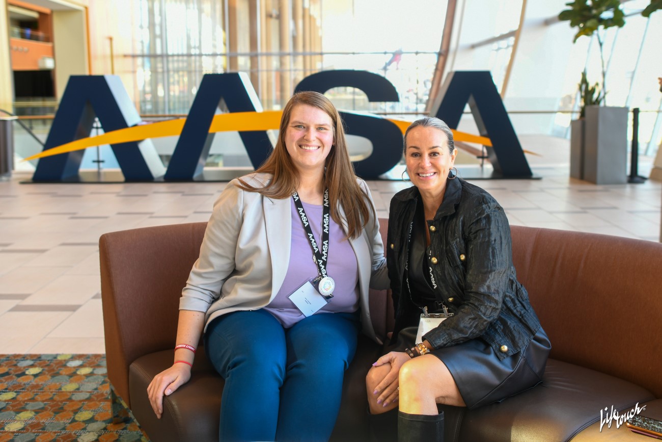 background-teaser Women in front of large AASA letters